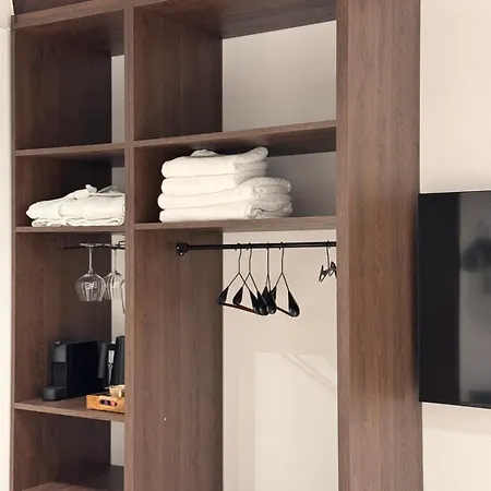 Caleda - Boutique In Center 2 *